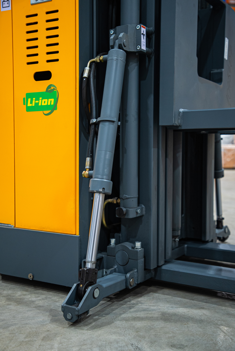 Штабелер самоходный 1,5 т 6,5 м TOR CDD15C Li-ion с кабиной 24/300 В/Ач
